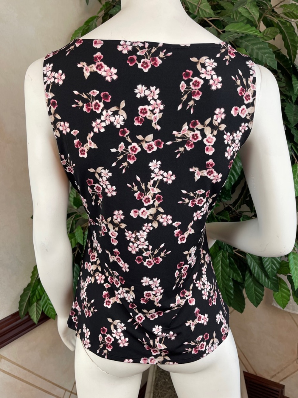 WHBM FLORAL SIDE RUCHED SLEEVELESS TOP - Picture 6 of 12